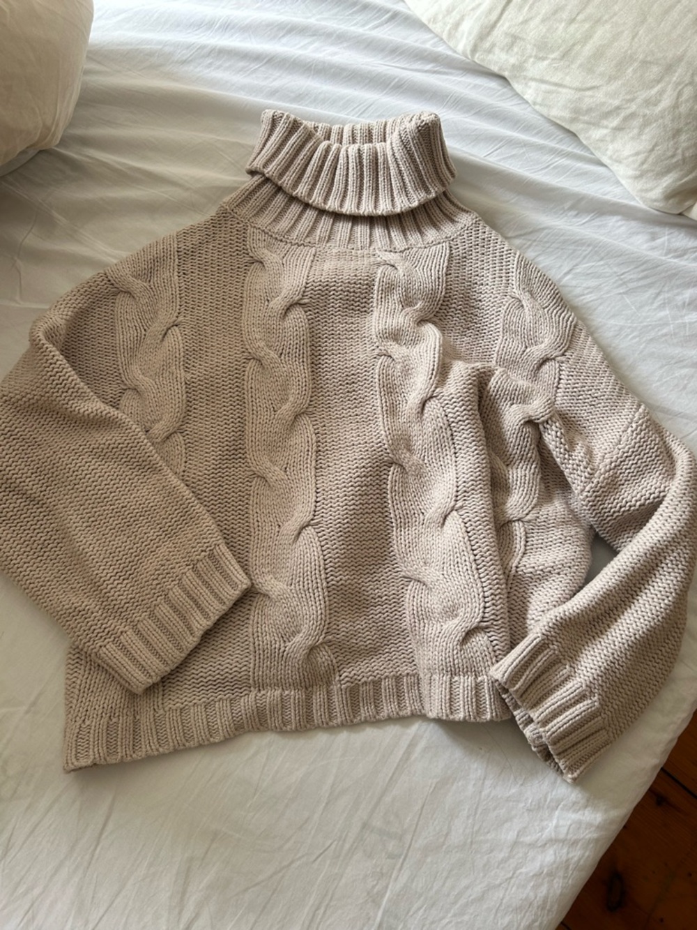 ☀️3/$25 Premise cable knit cream turtle neck medium cotton